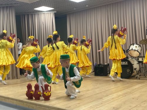 Сәнгать мәктәбе укучылары әниләрен котладылар