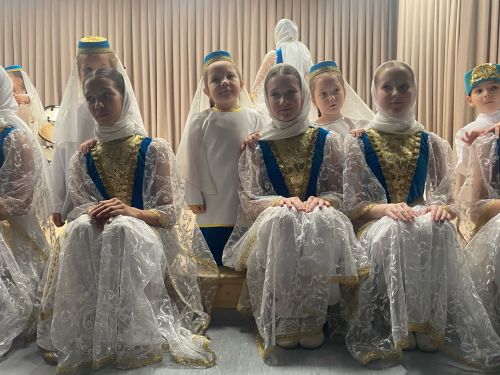 Сәнгать мәктәбе укучылары әниләрен котладылар