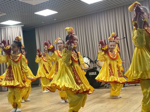 Сәнгать мәктәбе укучылары әниләрен котладылар