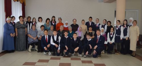 Поселокның “Ак калфак”лылары хәрбиләрнең әниләрен кунакка чакырды