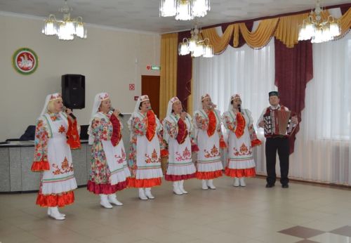Поселокның “Ак калфак”лылары хәрбиләрнең әниләрен кунакка чакырды