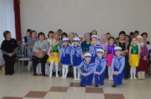 Поселокның “Ак калфак”лылары хәрбиләрнең әниләрен кунакка чакырды