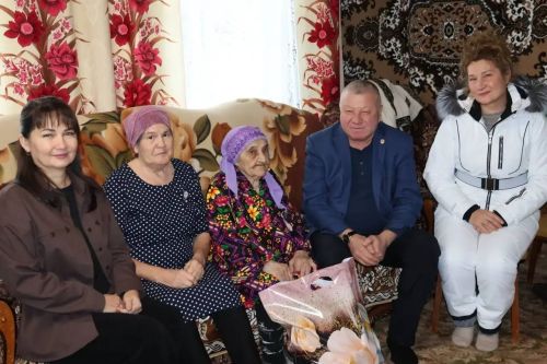 Глава района поздравил долгожителей района