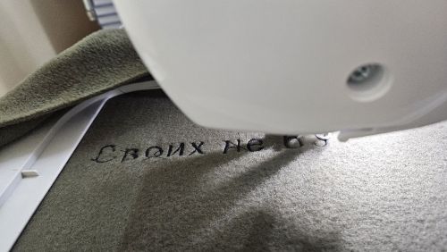 Школьники шьют тёплые худи для наших бойцов