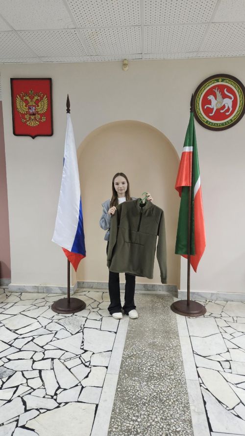 Школьники шьют тёплые худи для наших бойцов
