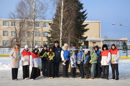 Водителей и пешеходов в районе поздравили с наступающим Новым годом