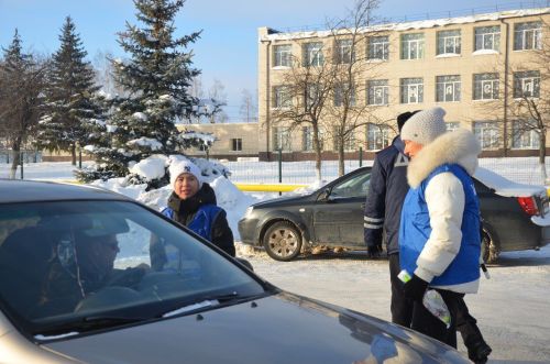 Водителей и пешеходов в районе поздравили с наступающим Новым годом