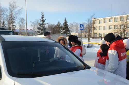 Водителей и пешеходов в районе поздравили с наступающим Новым годом