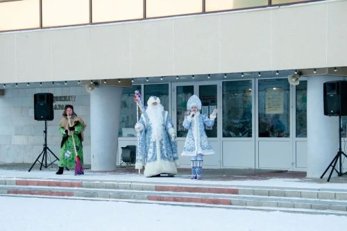 В Джалиле торжественно открыли новогоднюю елку