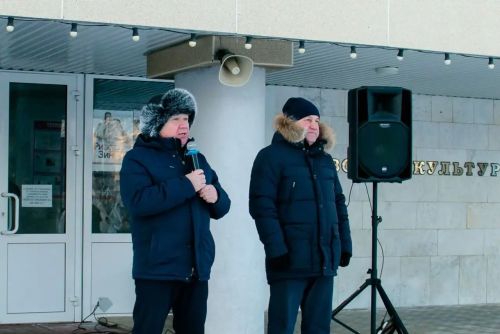 В Джалиле торжественно открыли новогоднюю елку
