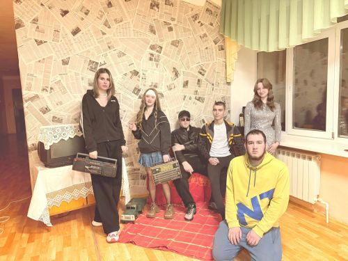 Ученики Петровскозаводской школы организовали новогодний вечер в стиле «Дискотека 90-х»