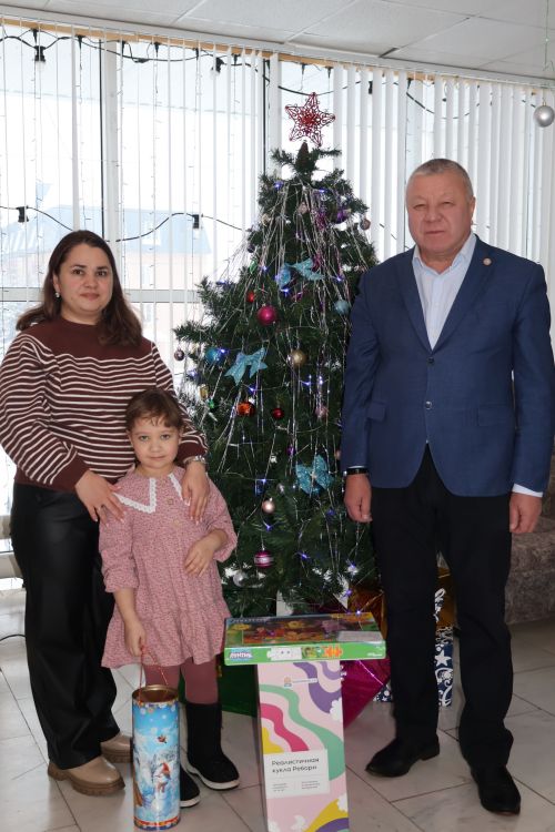 Глава района исполнил новогодние желания детей