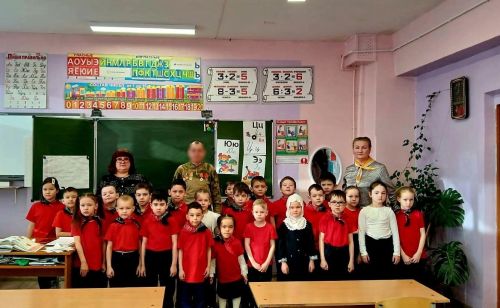 Герой в гостях у первоклашек: как участник СВО вдохновил школьников своими историями