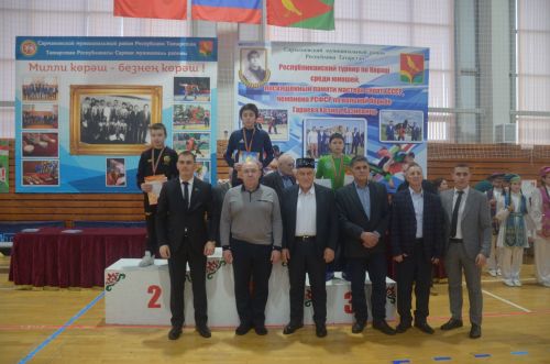 Район командасы көрәш турнирында икенче урын алды