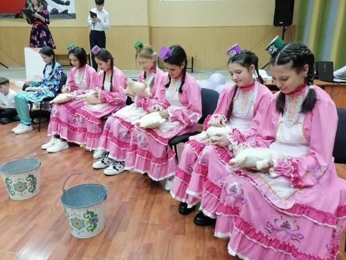 Яркий фестиваль «Многонациональное разноцветие» собрал гостей в Джалильской гимназии