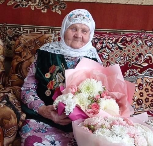 Халисә апа юбилеен елмаеп, якты зиһен белән каршы ала