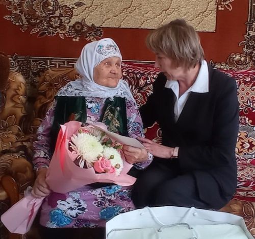 Халисә апа юбилеен елмаеп, якты зиһен белән каршы ала