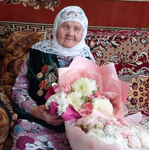 Халисә апа юбилеен елмаеп, якты зиһен белән каршы ала