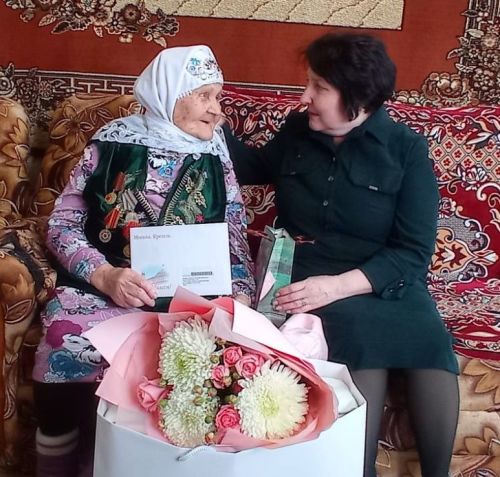 Халисә апа юбилеен елмаеп, якты зиһен белән каршы ала