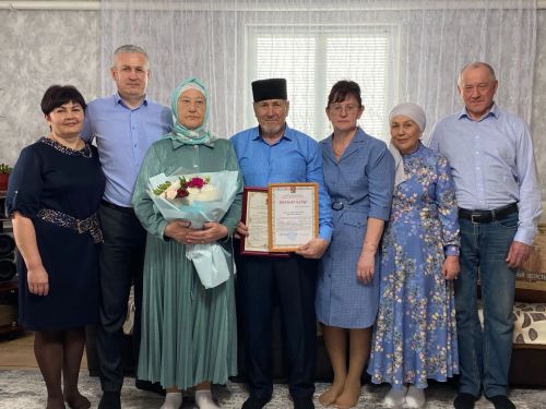 Салиховларны алтын туйлары белән тәбрикләделәр