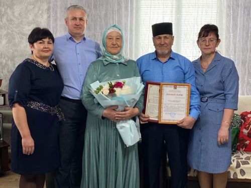 Салиховларны алтын туйлары белән тәбрикләделәр