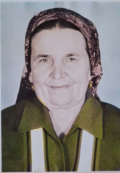 Алия карт бабасы һәм әбисе белән горурлана