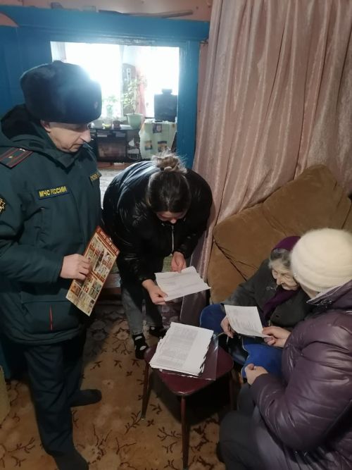 В районе проверяют исправность пожарных извещателей