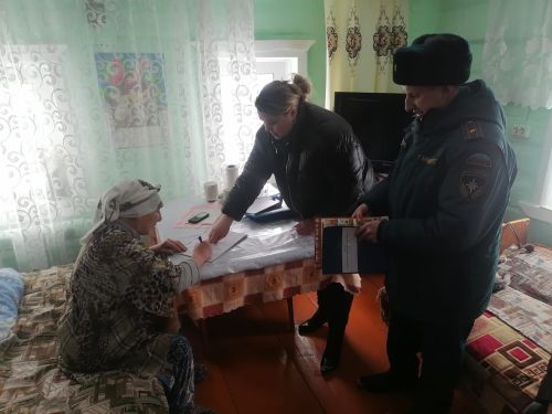 В районе проверяют исправность пожарных извещателей