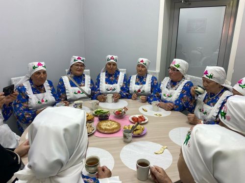 “Чишмә” ансамбле матбугат үзәгенә кунакка килде