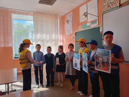 Юные инспекторы движения  провели урок безопасности перед летними каникулами