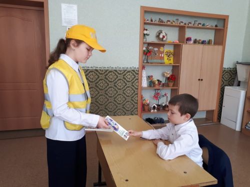 Юные инспекторы движения  провели урок безопасности перед летними каникулами