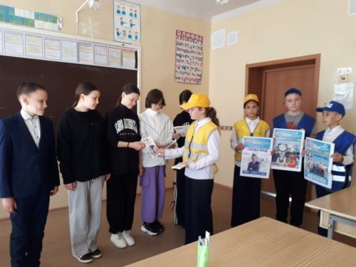 Юные инспекторы движения  провели урок безопасности перед летними каникулами