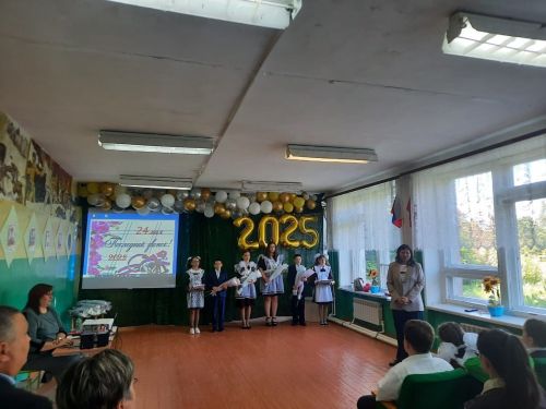 Ләке мәктәбендә 80 еллыкка 80 «бишле» алучыны бүләкләделәр