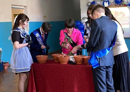 Иске Минзәләбашта чыгарылыш укучылары истәлеккә гөл утырттылар