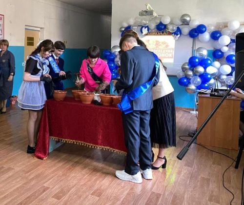Иске Минзәләбашта чыгарылыш укучылары истәлеккә гөл утырттылар