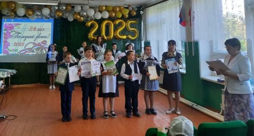 Ләке мәктәбендә 80 еллыкка 80 «бишле» алучыны бүләкләделәр