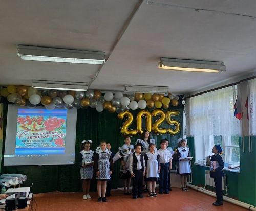 Ләке мәктәбендә 80 еллыкка 80 «бишле» алучыны бүләкләделәр