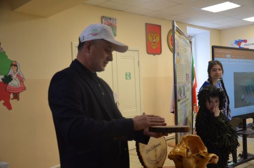 В Лешев-Тамакской школе посадили яблони в память о героях