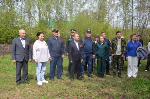 В Лешев-Тамакской школе посадили яблони в память о героях
