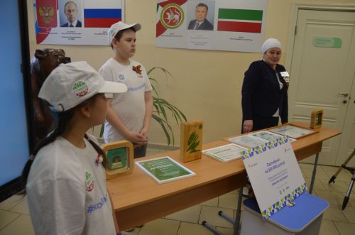В Лешев-Тамакской школе посадили яблони в память о героях