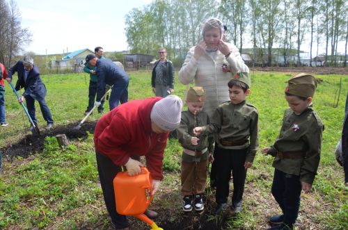 В Лешев-Тамакской школе посадили яблони в память о героях