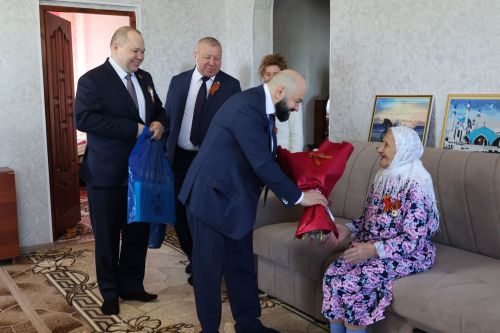 Глава Сармановского района Фарит Хуснуллин с депутатами посетили ветеранов