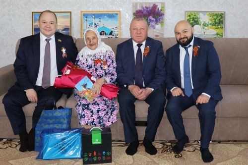 Глава Сармановского района Фарит Хуснуллин с депутатами посетили ветеранов