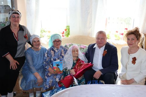 Глава Сармановского района Фарит Хуснуллин с депутатами посетили ветеранов