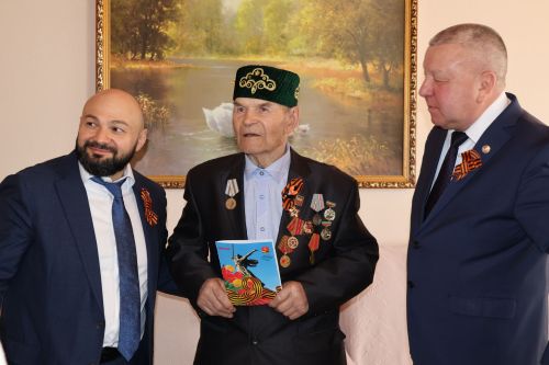 Глава Сармановского района Фарит Хуснуллин с депутатами посетили ветеранов