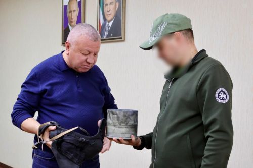 Участник СВО передал экспонат в музей Сарманово