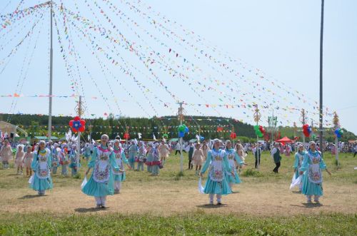 Сабантуй җыр-биюләр, икмәк һәм чәкчәк белән ачылды