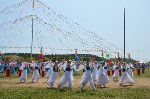 Сабантуй җыр-биюләр, икмәк һәм чәкчәк белән ачылды