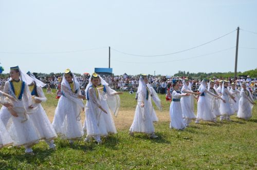 Сабантуй җыр-биюләр, икмәк һәм чәкчәк белән ачылды