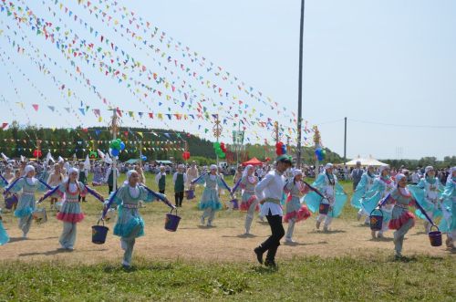 Сабантуй җыр-биюләр, икмәк һәм чәкчәк белән ачылды
